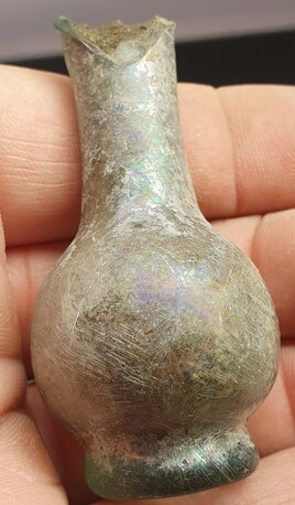 unguentarium unbguentarium or a candle jar
iridization present
no content inside except sand+mud with strange smelling inside - like it would be perfumed