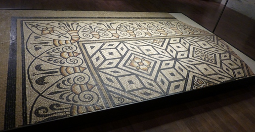 Mosaïque polychrome Angers, Musée des Beaux-Arts, Mosaïque polychrome dite du ralliement, à décor géométrique et floral, de la fin du II° siècle (fouilles de 1887). Restauration récente.
