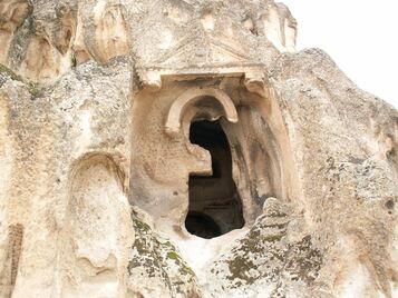 Ayazini - Metropolis. Tanrıçalı Mezar .