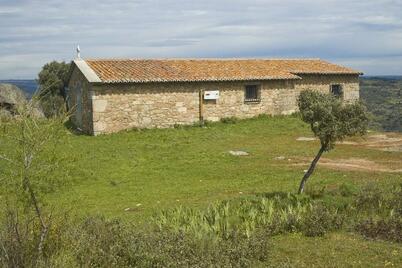 Ermita de San Cristobal Ermita restaurada del Teso de San Cristobal, emplazada en el municipio de Villarino de los Aires.
https://tesosriberas.wordpress.com/villarino-teso-de-san-cristobal/