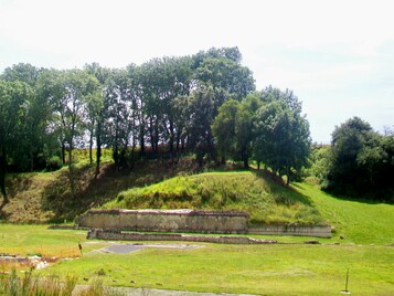 Genainville, amphithéâtre IIe siècle L'amphithéâtre en hémicyle, extrémité nord des tribunes.