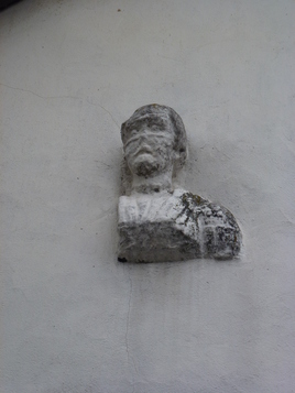 Hubertuskapelle - Römische Spolie Kopf und Brust einer männlichen Person in einer Nische. Er stammt wahrscheinlich von einem großen römischen Grabmal. Vielleicht stand dieses Monument in einer der Nekropolen des vicus von Jünkerath.
