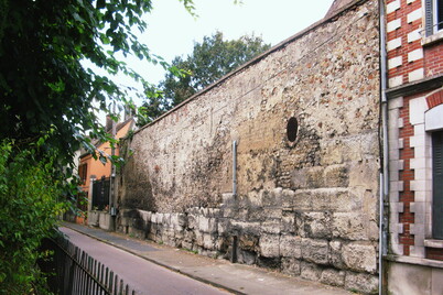 Anciens remparts Sens : portion des anciens remparts le long du cours Chambonas