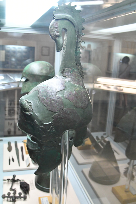 Atheniou, Hellenistic helmet