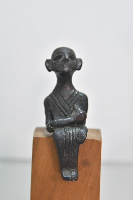 Enkomi, Late bronze statuette of a stting figure