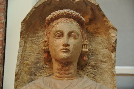 Oxyrhynchus, Tomb statue of a lady