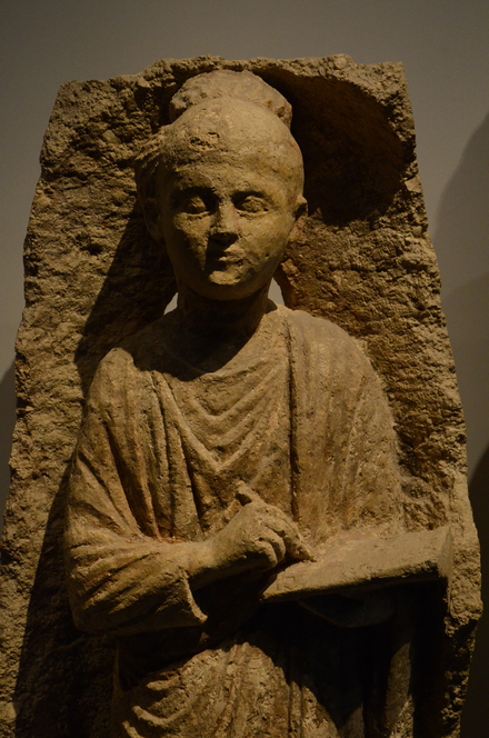 Oxyrhynchus, Tomb statue of a writing woman