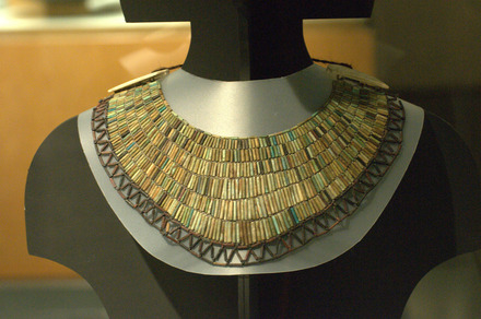 Thebes, Usekh collar
