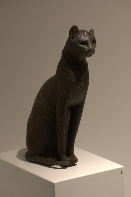 Statue of a cat