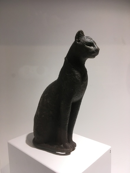 Statue of a cat