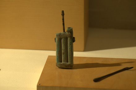 Small container for kohl