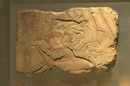 Relief of Akhenaten, sacrificing tot Aten