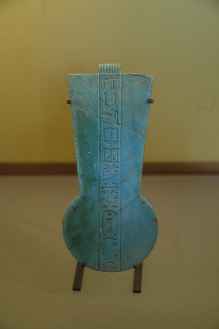 Counterweight of a necklace with the cartouche of Psamtek I