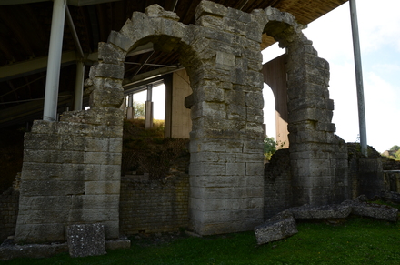 Grand, Remains of interior of amphitheater