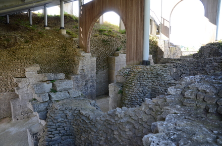 Grand, Remains of interior of amphitheater
