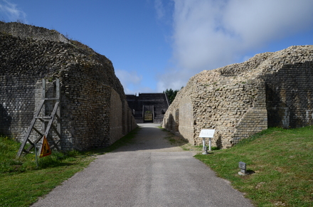 Grand, Entrance to amphitheater