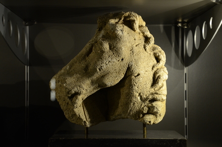 Grand, Sculpture of a horse