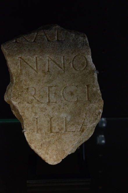 Grand, Inscription