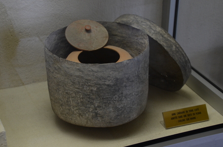 Reims, Terracotta urn, housing in a leaden box with lid