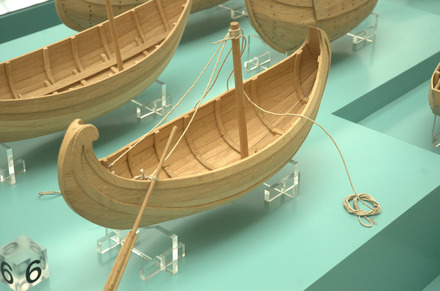 Cabrières-d'Aigues, Relief with two man towing a ship filled with barrels