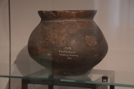 Leutenheim, Onion-shaped urn form the Hallstatt culture