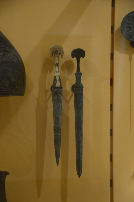 Luristan, Swords