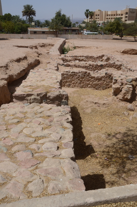 Akaba, Roman city wall