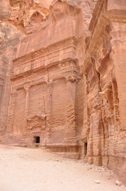 Petra, Outer siq, Street of facades