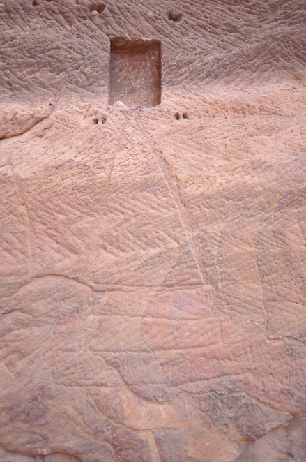 Petra, Outer siq, Sign