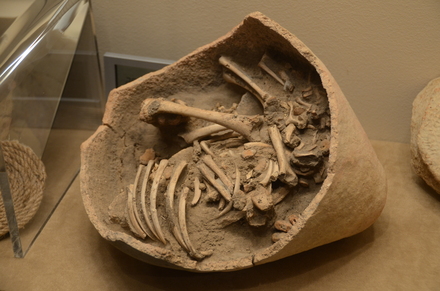Tulaylat al-Ghassul, Infant burial