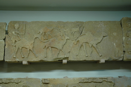 Ghirza, South cemetery, Mausoleum C, relief of travelers