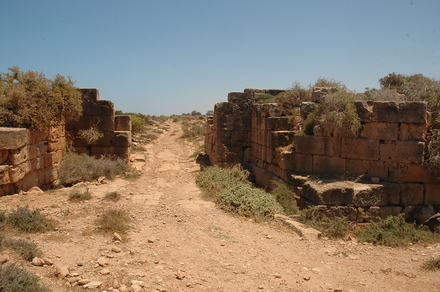 Taucheira-Arsinoe, Western wall and gate