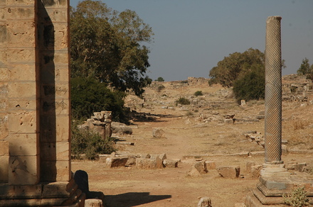 Ptolemais, Arch of Constantine and road
