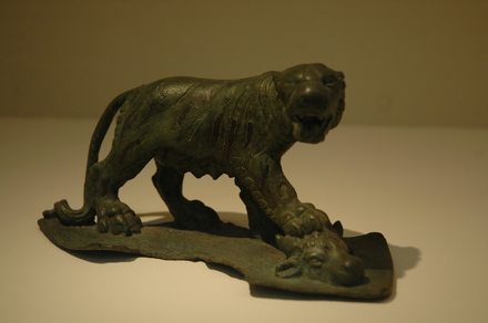 Bronzen sculpture of a tigress