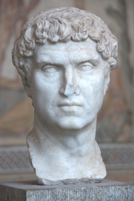 Head of Titus Caesernius Statius Quinctius Statianus Memmius Macrinus