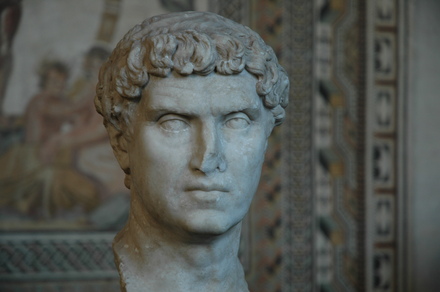 Head of Titus Caesernius Statius Quinctius Statianus Memmius Macrinus