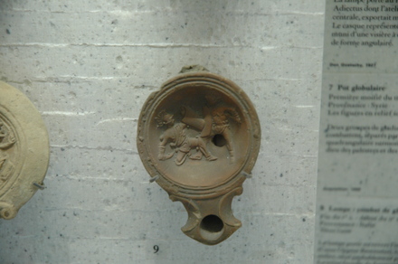 Oil lamp with gladiators