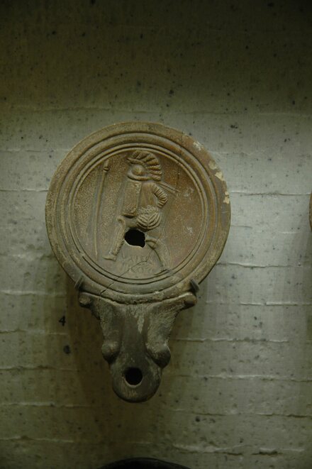 Oil lamp with gladiator