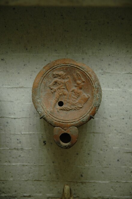 Oil lamp with gladiator