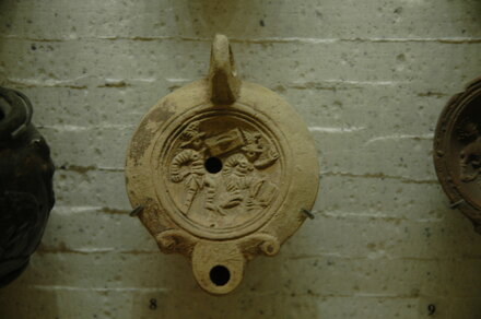 Oil lamp with gladiator