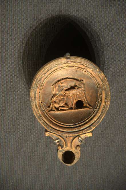 Oil lamp with hind suckling Telephus