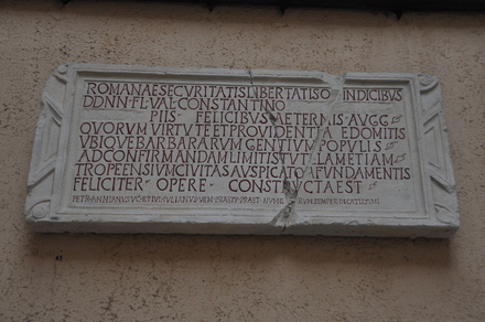 Adamclisi, Inscription mentioning Licinius and Constantine