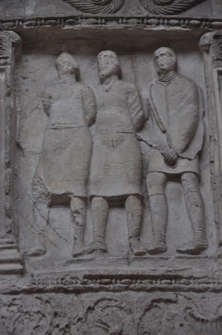 Adamclisi, Trophee of Trajan, Metope with POWs (cast)