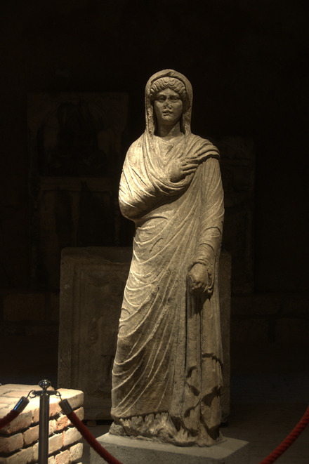 Belgrade, Kalemegdan, Statue of a lady