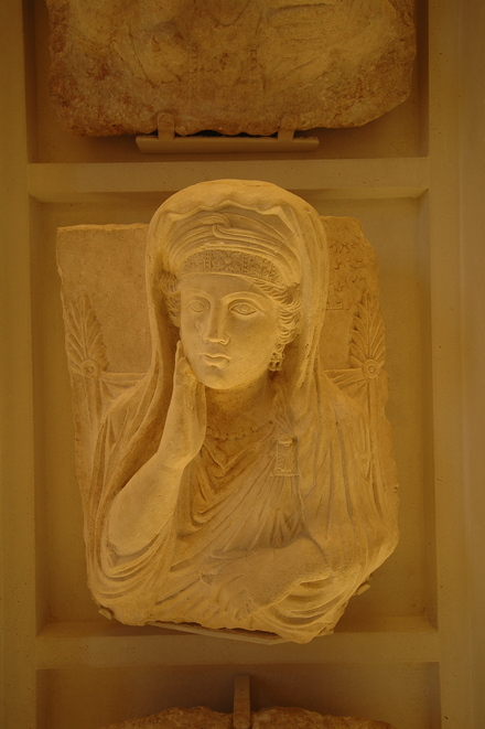 Palmyra, Funerary bust of Ummayat, daughter of Yarhai, explanation