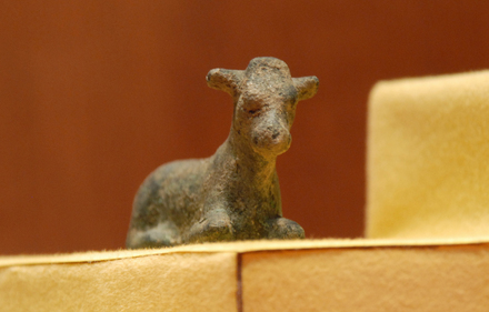 Ugarit, Figurine of a kneeling cow