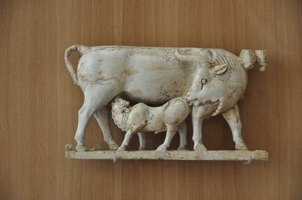 Arslan Tas, Ivories, Cow and calf