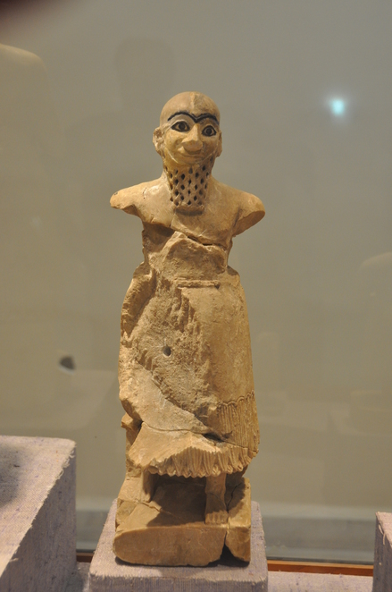 Mari, Figurine of a bearded man, detail