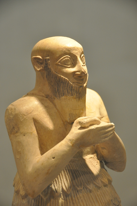 Mari, Figurine of praying man in kaunakes, detail