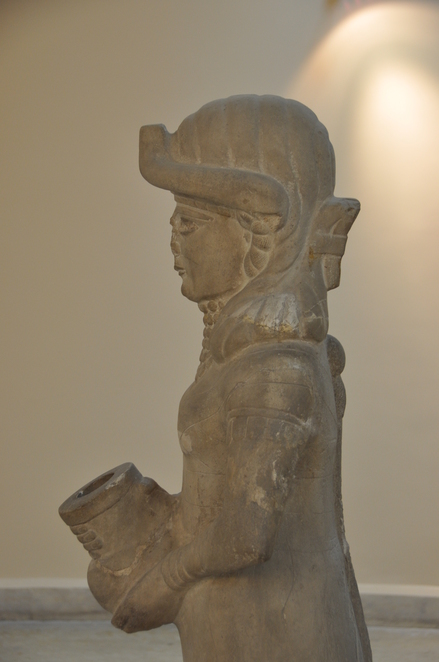 Mari, Statuette of a lady coiffed with a polos, founf in throne hallAleppo, museum